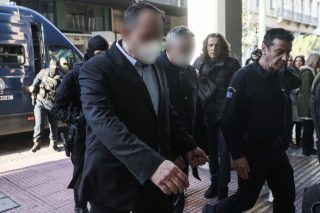 Κατηγορούμενοι για τη δολοφονία του Αντώνη Καργιώτη οδηγούνται στο δικαστήριο